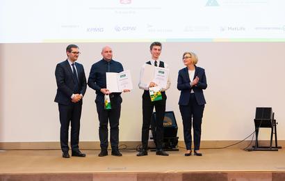 Minister Marzena Machałek oraz Minister Marek Niedużak wręczają nagrodę laureatowi konkursu